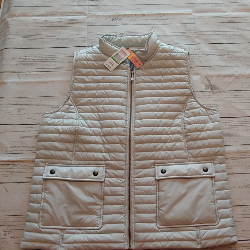 NEW WITH TAGS VINEYARD VINES PUFFER VEST. LARGE